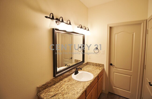 Building Photo - 112 Bridle Ct