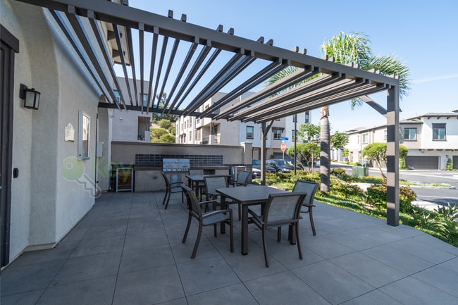 Building Photo - Stunning Verano at Skyline |Gated Community |HOA, Pool, Playground