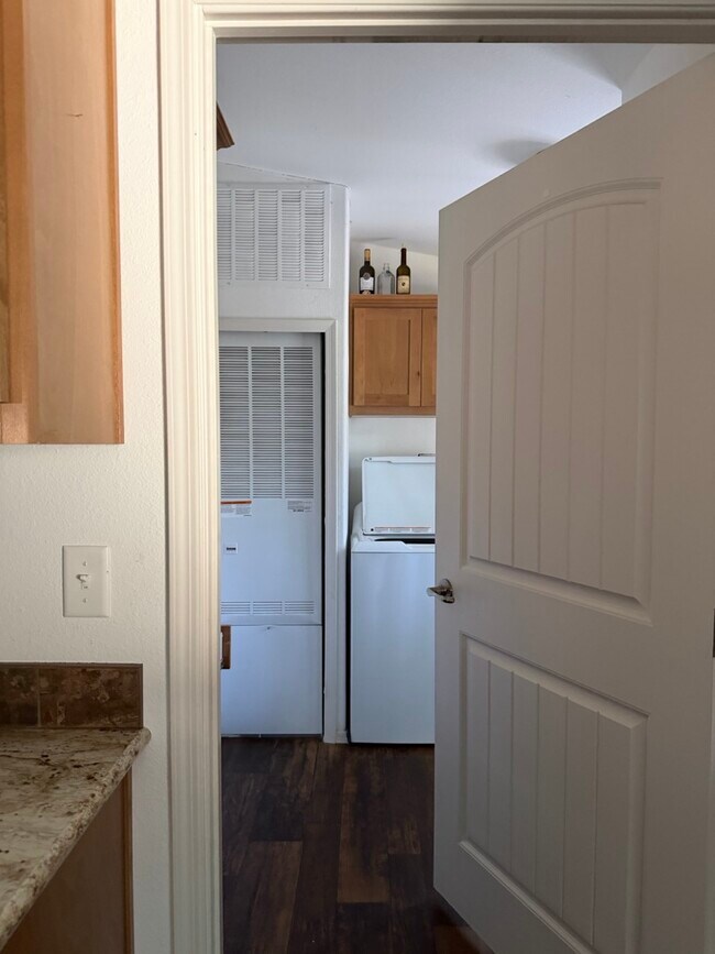 Building Photo - 13345 Pasquale Rd