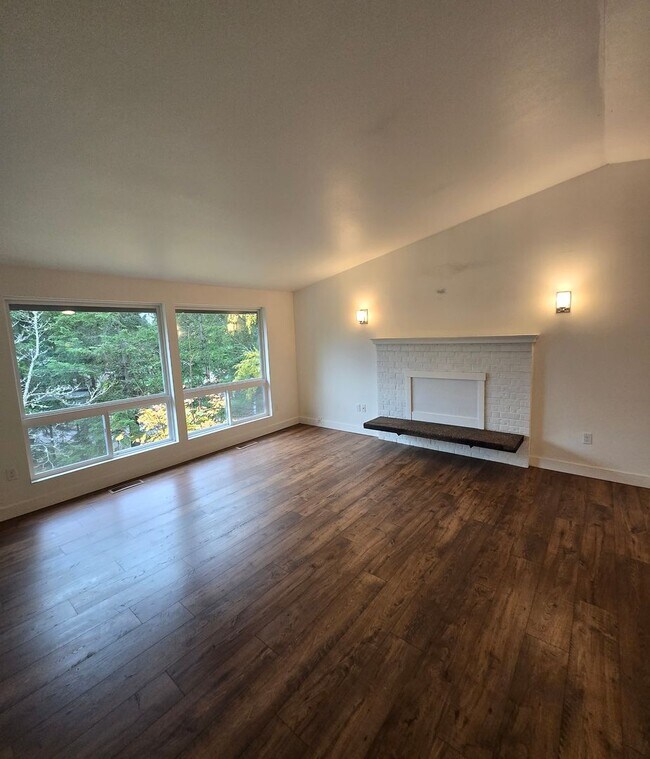 Building Photo - ***PENDING APPLICATION***4 Bedroom, 2 Bath...