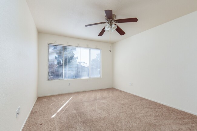 Building Photo - Spacious 3-bedroom 2 bath Condo in gated c...