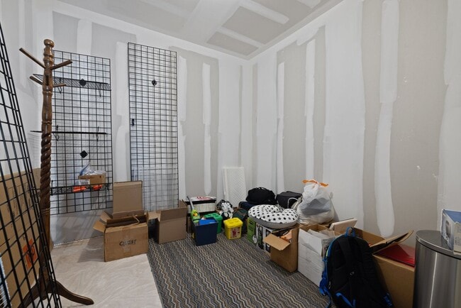 Building Photo - Like new townhome in Wykoff!