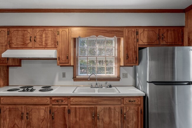 Building Photo - Large Brick Ranch, New Wood Like Flooring Throughout, Just Painted, LR, Den, Sun Room, Carport!