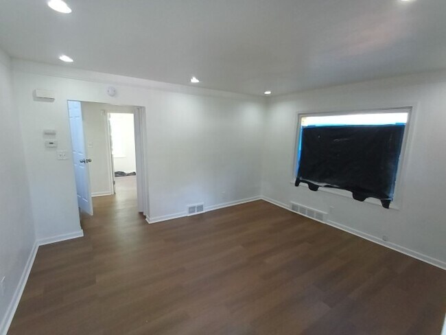 Building Photo - 3 bedroom, 1 bathroom Now Available!