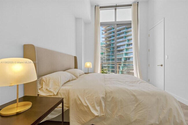 Building Photo - 2655 S Bayshore Dr