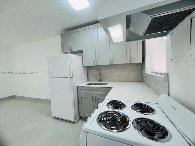 Building Photo - 13390 NE 6th Ave