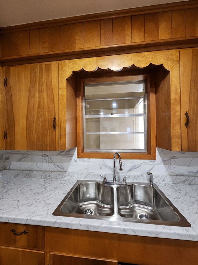 Building Photo - 1827 S Fredonia St