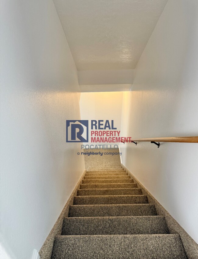 Building Photo - 5 Bedroom 3.5 Bath Duplex - 2 car garage