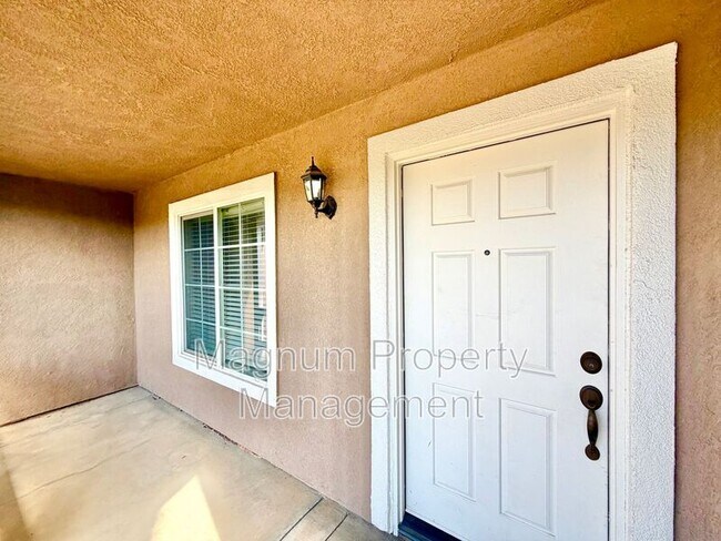 Building Photo - 102 Goldenrod Ave
