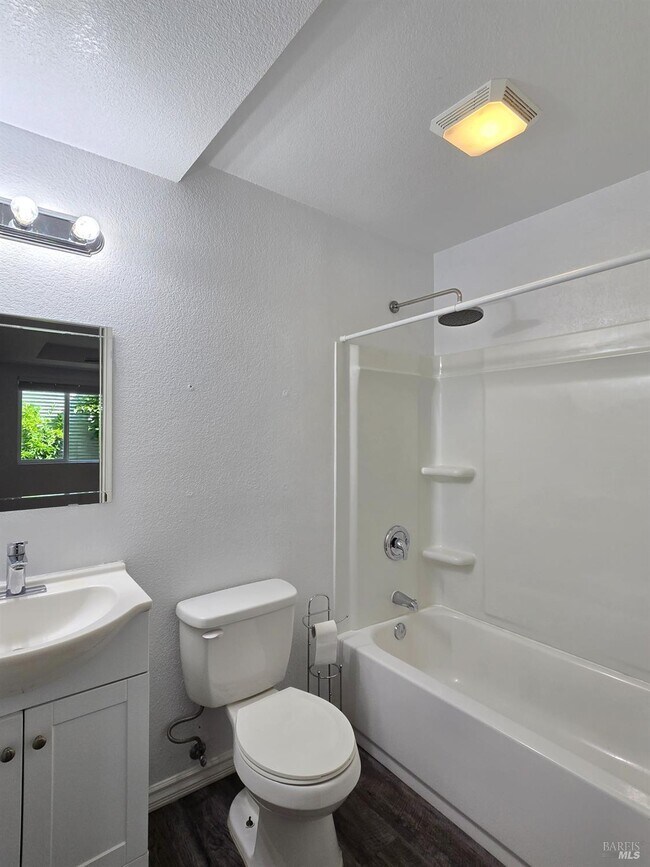 Building Photo - 480 Meadowview Dr