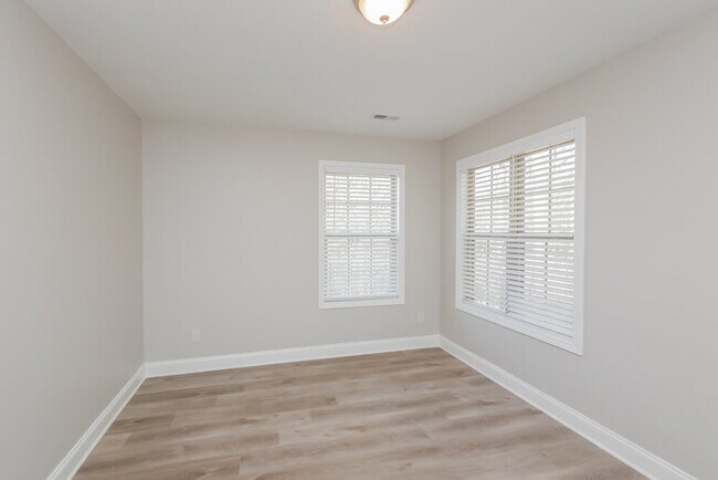 Building Photo - 184 Greenview Dr