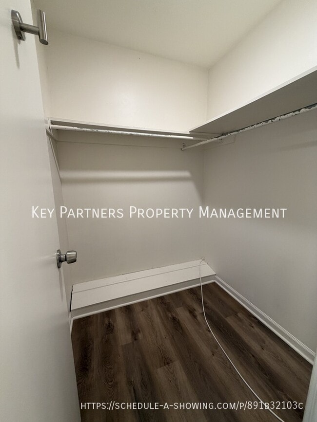 Building Photo - 8833 Glenwood Ct