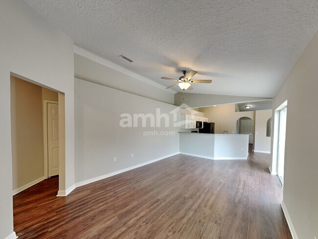 Building Photo - 49 Raintree Place