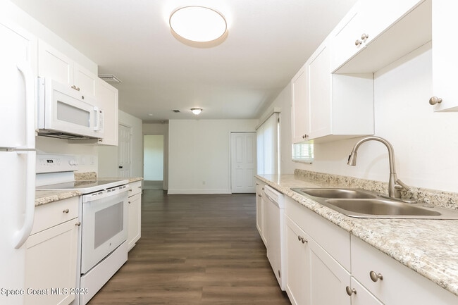 Building Photo - 674 23rd Pl SW