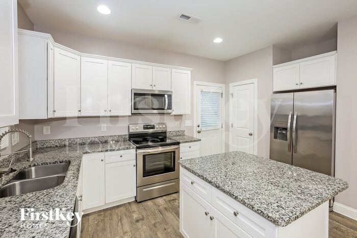 Building Photo - 1401 Living Wy