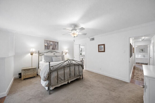 Building Photo - 8944 Chatsworth Dr