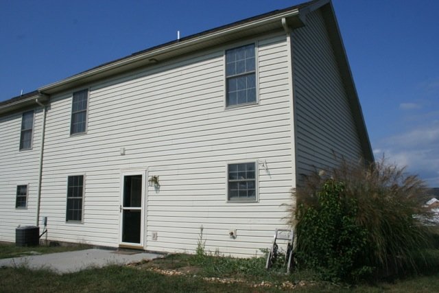 Building Photo - Charming 3-Bedroom End Unit Townhouse in B...