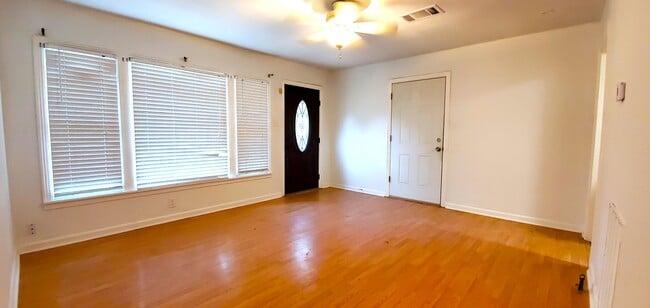 Building Photo - BRICK HOUSE!!! 3-bedroom, 1-bath, Close to...