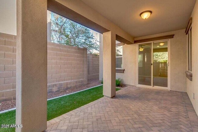 Building Photo - 15837 S 11th Way