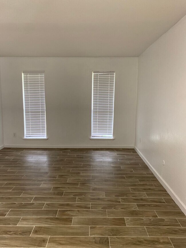 Building Photo - 2 Bedrooms / 2 Baths updated first floor condo