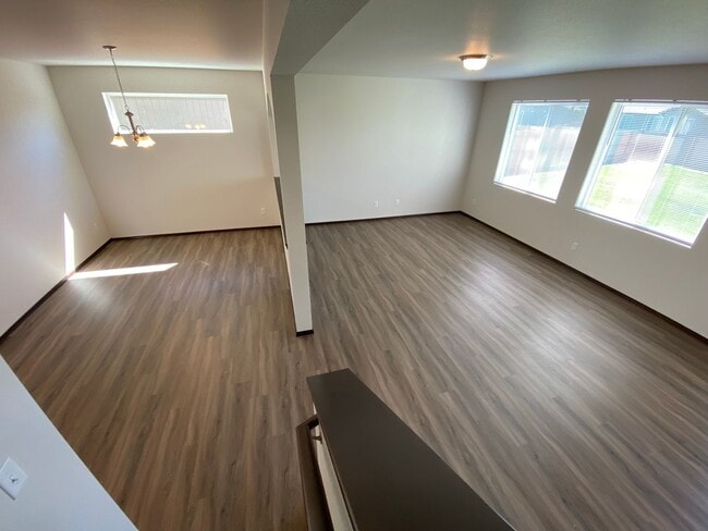 Building Photo - Newer, Spacious 5 Bedroom 3 Bed House!