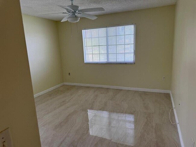 Building Photo - 5061 Wiles Rd