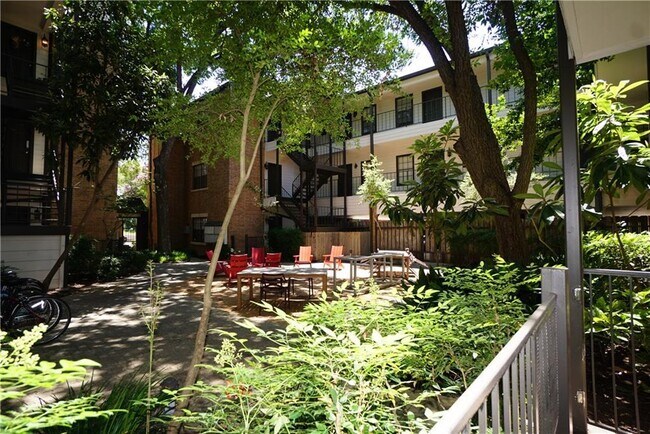 Building Photo - 203 E 31st St