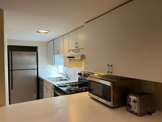 Building Photo - 1825 Swann St NW