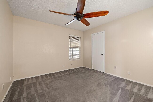 Building Photo - 1714 Shadowview Dr