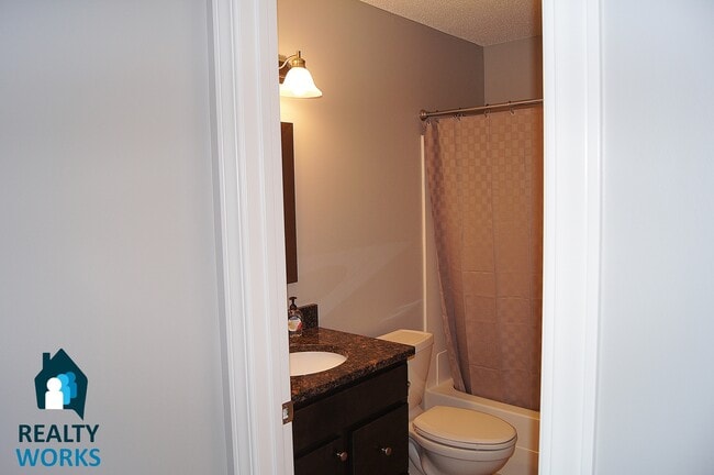 Building Photo - Well Maintained Townhome!