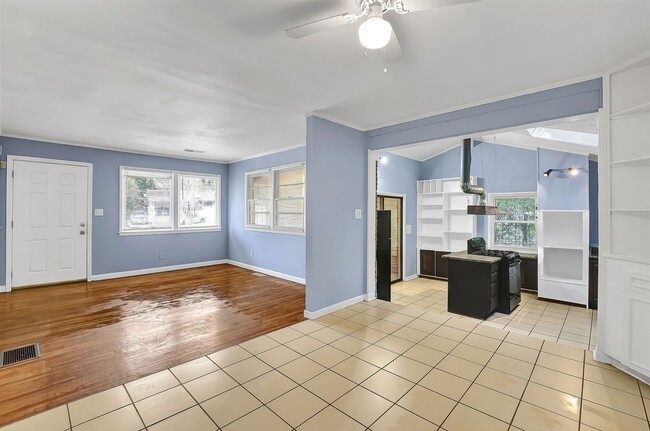 Building Photo - Beautiful, Newly Renovated 5 Bed 2 Bath si...