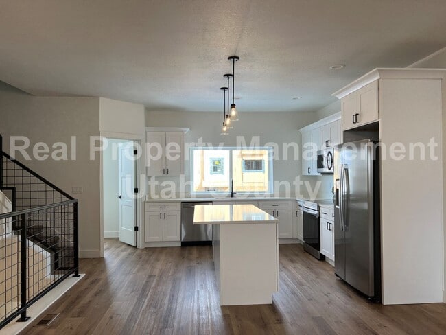 Building Photo - Big Townhome in American Fork