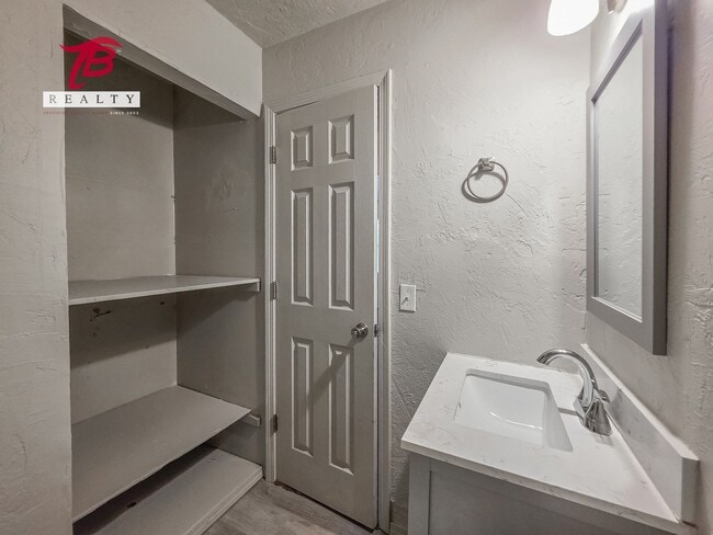 Building Photo - Newly Remodeled Home in SW OKC for Lease