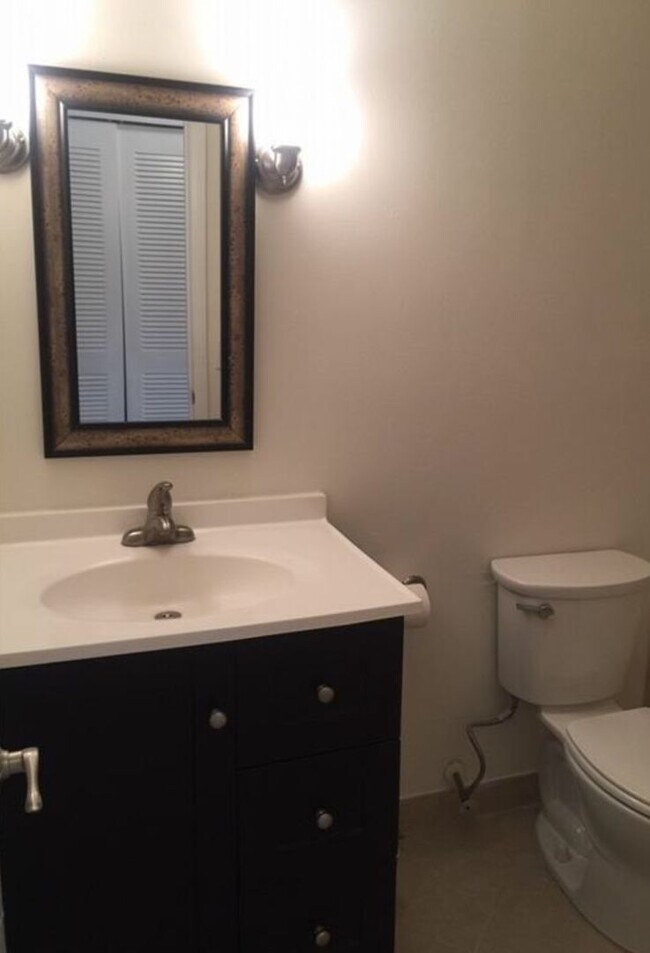 Building Photo - Lovely Home Available in the Royal Manor S...