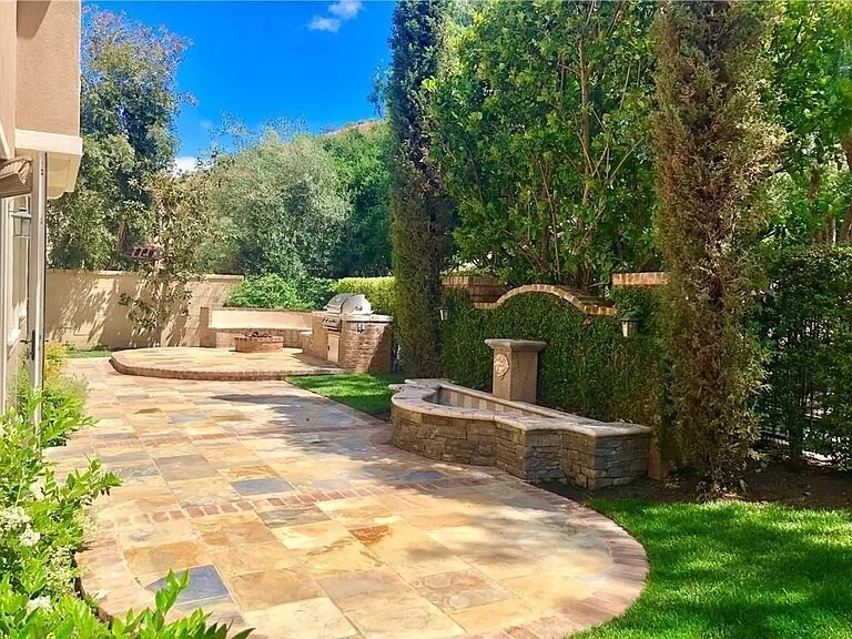 Building Photo - 16 Via Soria