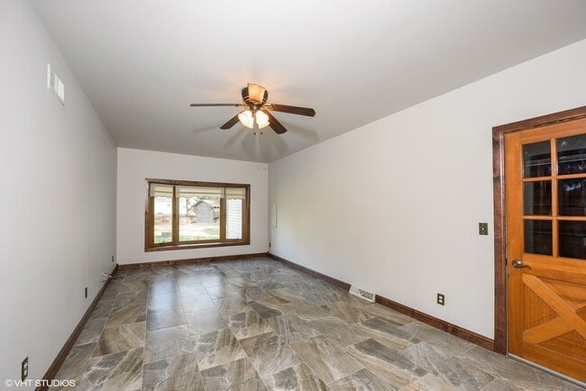 Building Photo - 4N225 Briar Ln