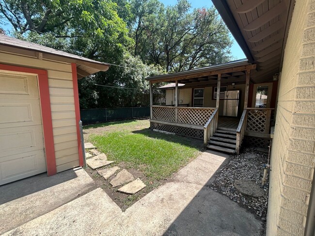 Building Photo - Great Old Lake Highlands Location!