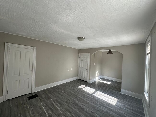 Building Photo - *** Shadyside * Large 4 Bedroom House For ...