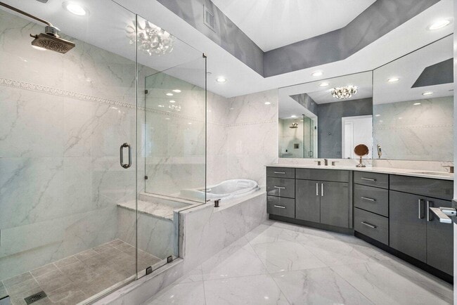 Building Photo - 2640 Lake Shore Dr