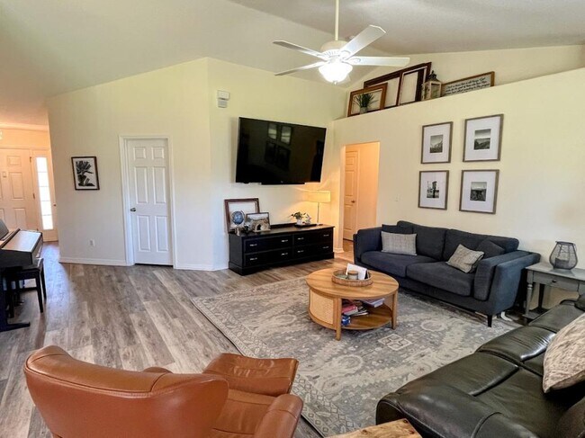 Building Photo - 33 Wheeling Ln