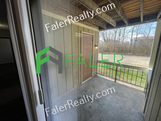 Building Photo - 2 Bedroom, 1.5 Bath Condo Available NOW!