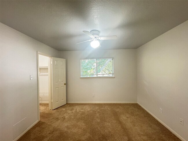 Building Photo - 210 Rolling Plains Dr