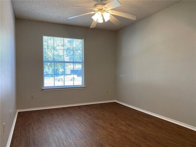 Building Photo - 1707 Timberwood Dr