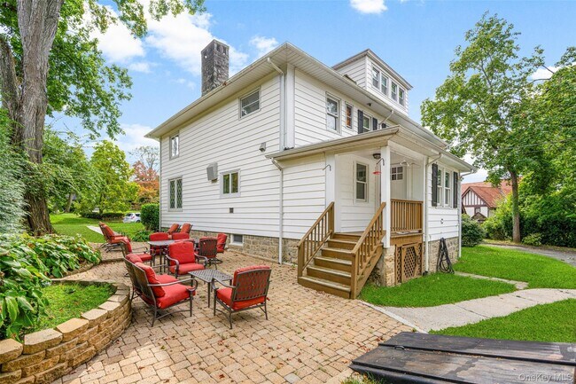 Building Photo - 20 Elk Ave