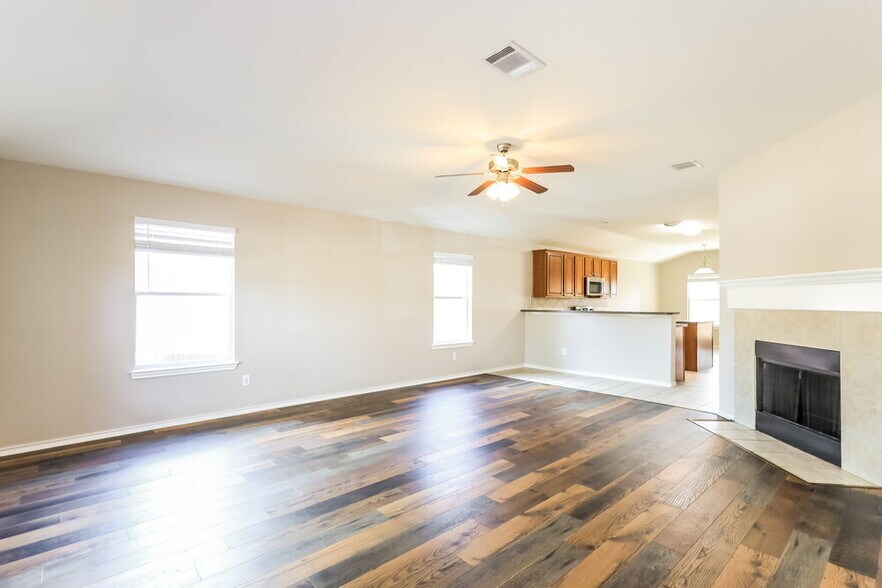 Building Photo - 610 Point Meadow