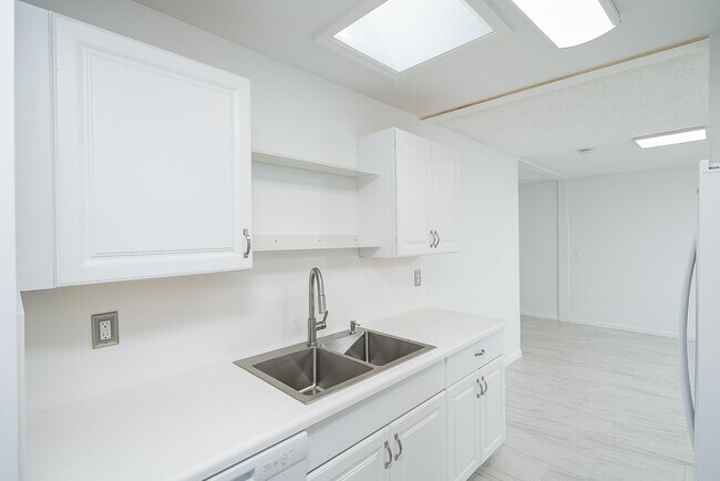 Building Photo - 494 Romano St