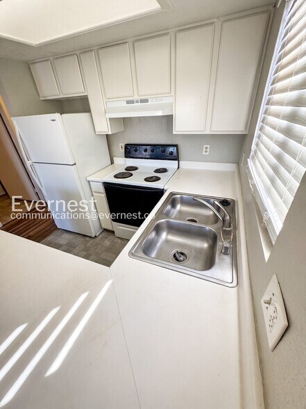 Building Photo - 6245 Bellota Dr