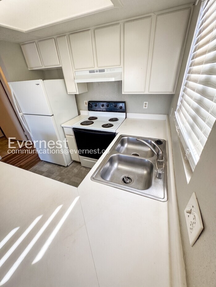 Building Photo - 6245 Bellota Dr