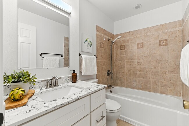 Building Photo - 208 Siskiyou Ct