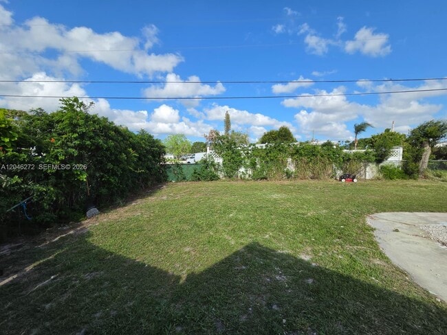 Building Photo - 305 SE Airoso Blvd